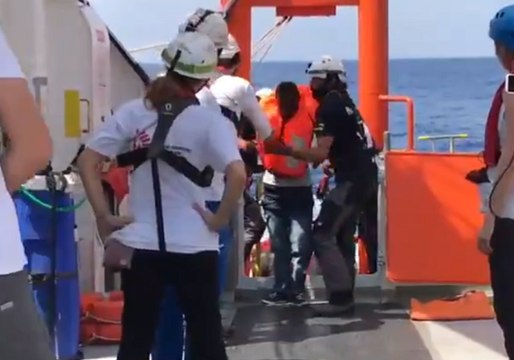 Aquarius Rescues More Than 20 Migrants From Wooden Boat in Mediterranean