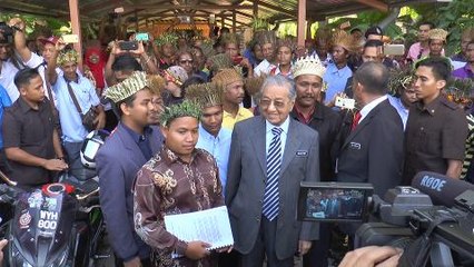 Tun M assures the Orang Asli that he will resolve land encroachment issue