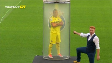 Villareal'in yeni transferi taraftarlara sihir gösterisi ile tanıtıldı