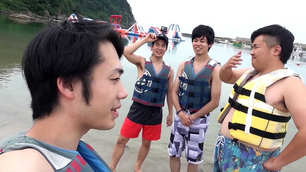 海上アスレチックの水が透き通るキレイさだけど難しすぎて大爆笑www