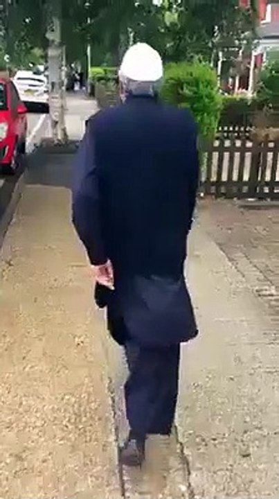 Exclusive Video Of Guy Insulting Ishaq Dar In London