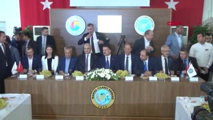 Manisa Bakan Pakdemirli Tarlada Tarım İşçileri ile Kahvaltı Yaptı