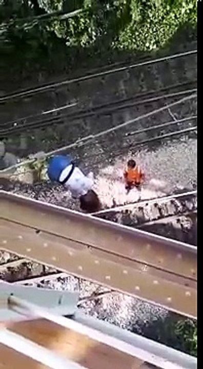 Una niña intenta tomarse una “selfie” y termina colgada de cables de alta tensión (VIDEO)