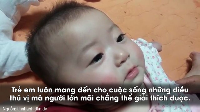 Nước mắt giàn giụa vừa muốn ngủ vừa muốn khóc, bé 3 tháng tuổi khiến người xem rụng tim