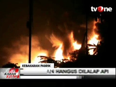 Kebakaran Hebat Melanda Pabrik Ban