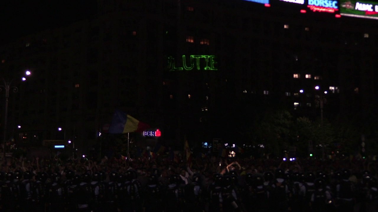 Romanian police use tear gas to disperse anti-corruption protest