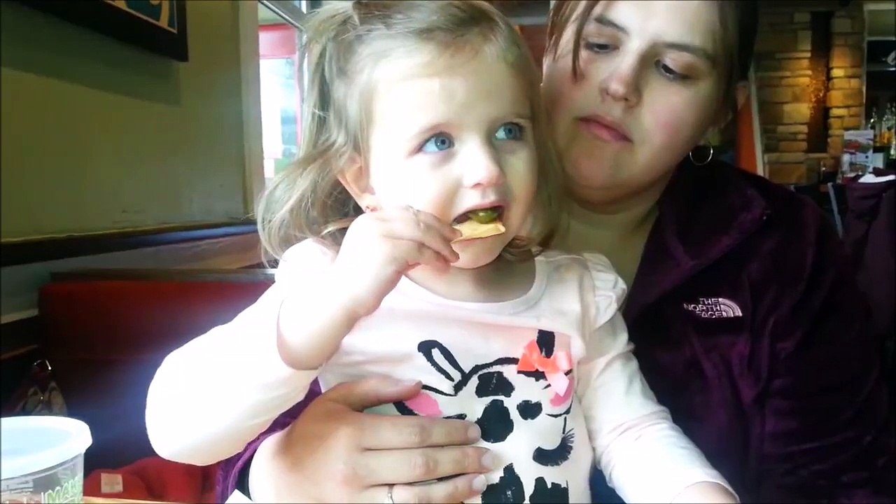 Elle veut à tout prix goutter un piment Jalapenos... Mauvaise idée