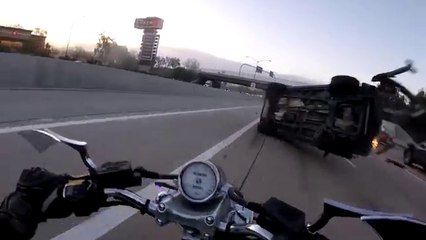 Ce motard se fait percuter par un SUV sur l'autoroute