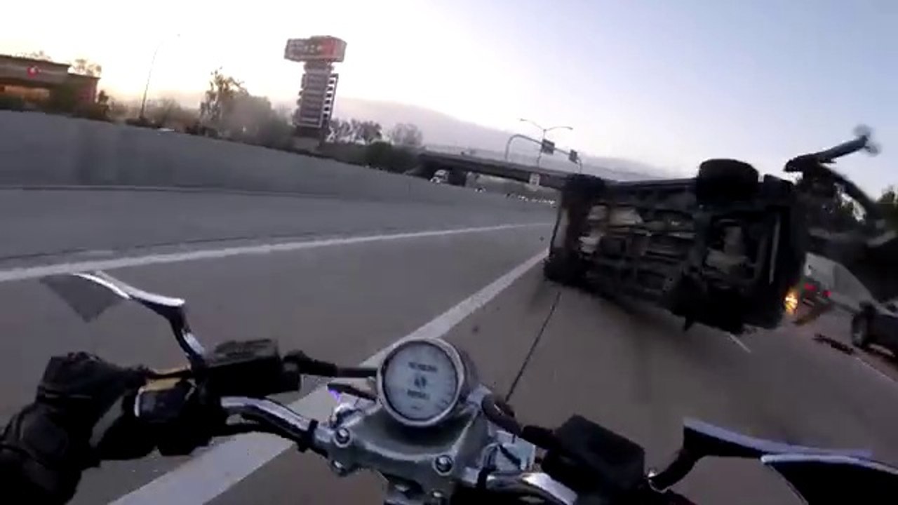Ce motard se fait percuter par un SUV sur l'autoroute