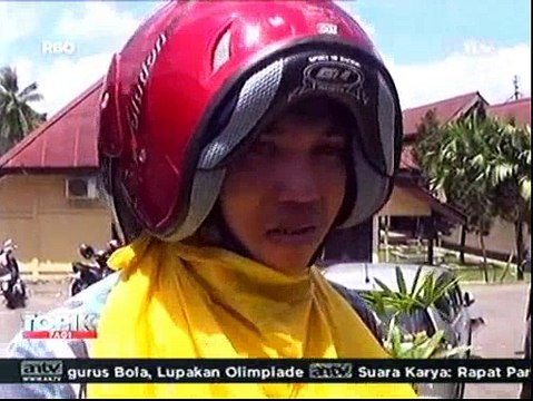 Curi Helm di Masjid, Seorang Pemuda Dijemur dengan Helm Curiannya