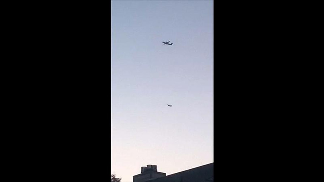 شاهد: طائرة حربية أمريكية تلاحق الطائرة المدنية...