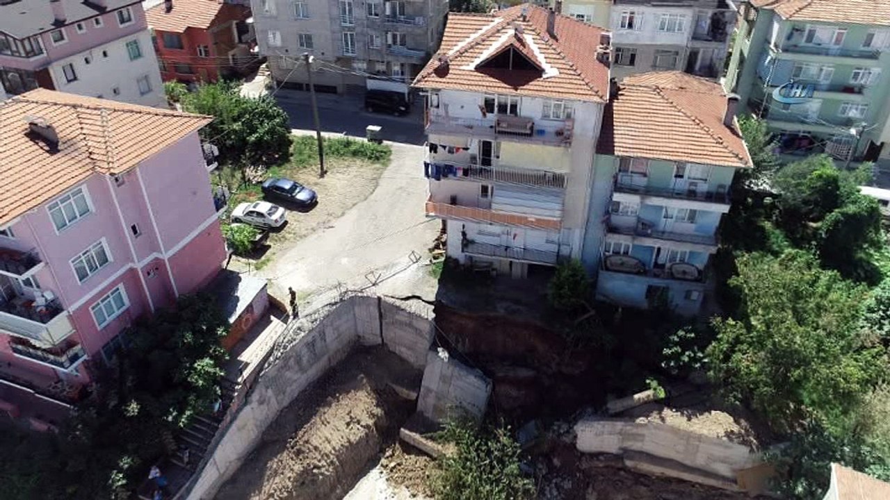 İnşaatın istinat duvarı çöktü...Çöken istinat duvarı havadan görüntülendi: 2 bina boşaltıldı