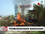 Warga Hadang Pembongkaran Tempat Karaoke