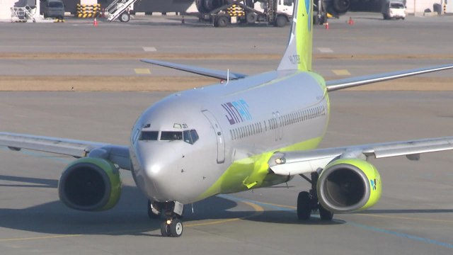 진에어 여객기 2대 잇따라 지연...승객 수백 명 불편 / YTN