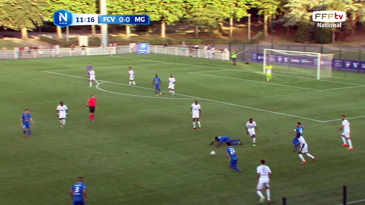 Ouverture du score du FC Villefranche !!! Très beau travail de LEMB au départ de l'action, il centre pour Maxime BLANC qui ajuste sa frappe dans la surface, 1-0 pour Villefranche !