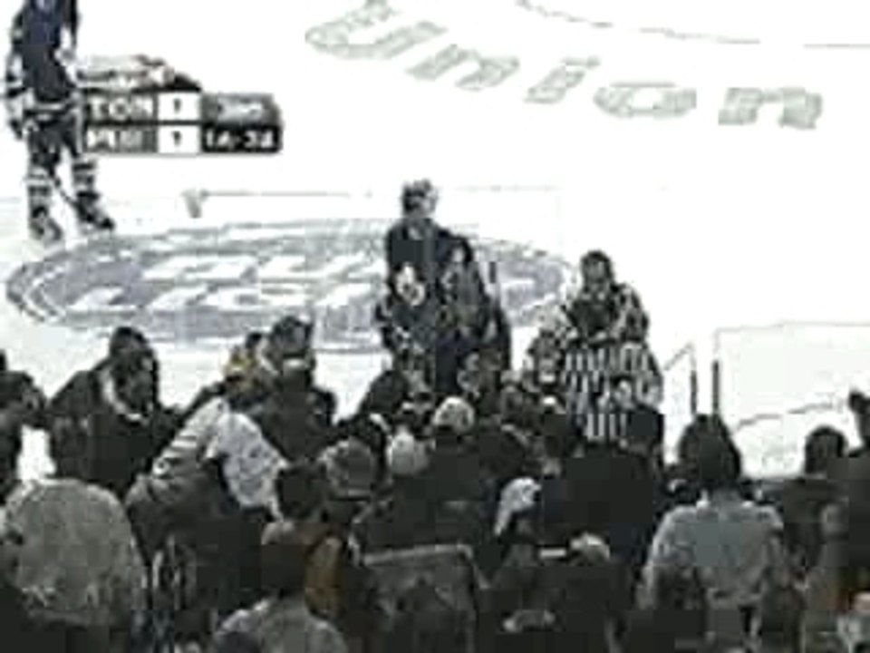 NHL - Tie Domi (Toronto Maple Leafs) fights fan