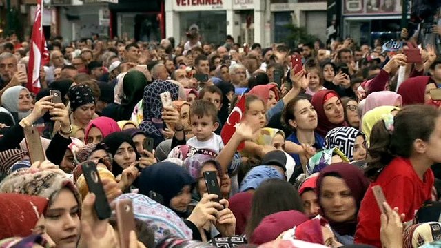 Cumhurbaşkanı Erdoğan: 'ABD stratejik ortağı olan Türkiye'ye, 81 milyonluk Türkiye'ye sırtını dönüyorsa kusura bakmasın ve bu Türkiye'yi bir tane papaza değişiyorsa kusura bakmasın. Biz bu yolda emin adımlarla yürüyoruz'