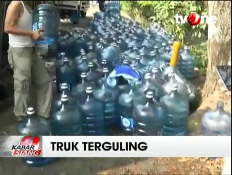 Truk Pengangkut Galon Air Terguling di Depok
