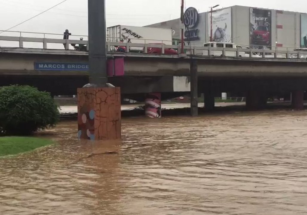 Families Evacuated in Philippines After Marikina River Water Level Becomes Critical