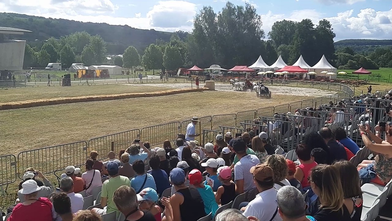 La course de chars d'ouverture de l'édition 2018 de "Vita Romana"