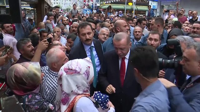 Cumhurbaşkanı Erdoğan, kafeye ziyarette bulunarak vatandaşlarla sohbet etti - RİZE