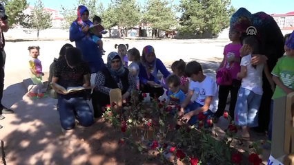 Bebeğiyle şehit olan kızının doğum gününü mezarı başında kutladı - SİVAS