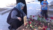 Bebeğiyle Şehit Olan Kızının Doğum Gününü Mezarı Başında Kutladı