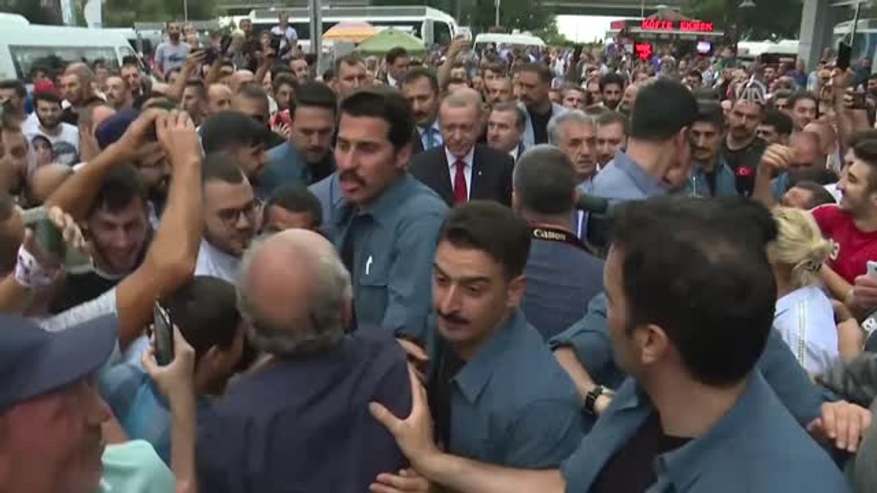 Cumhurbaşkanı Erdoğan, Kafeye Ziyarette Bulunarak Vatandaşlarla Sohbet Etti