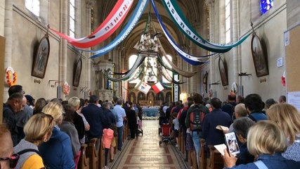 Une procession plein de marinières. Première partie de la Bénédiction de la mer