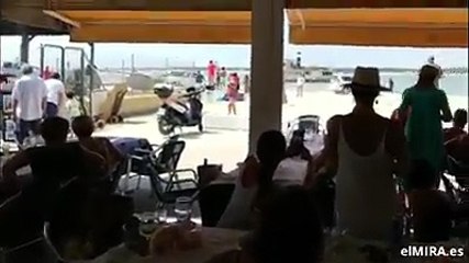 Pedro Sánchez y su mujer son abucheados a la salida de la reunión con Angela Merkel