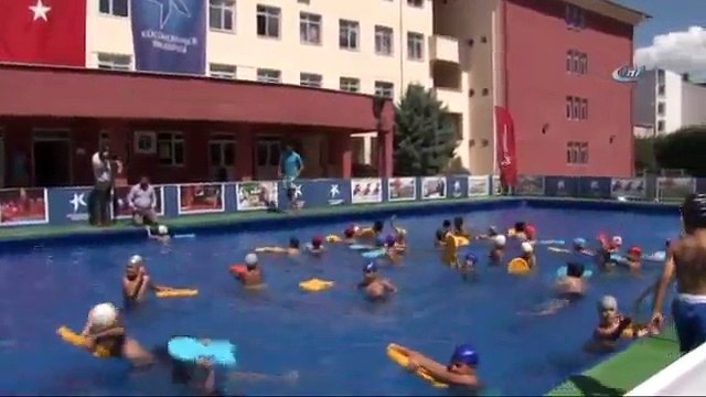 Portatif Havuzlarda Yaklaşık 50 Bin Çocuk Yüzme Öğrendi