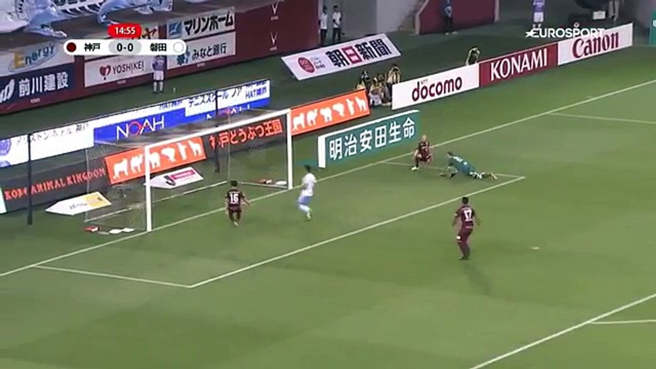 Le premier but d'Iniesta au Japon - et il est magique 