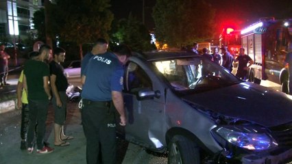 Kaldırıma çıkan otomobil takla attı: 2 yaralı