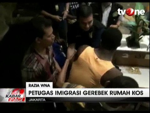 Petugas Imigrasi Grebek Rumah Kos, Satu WNA Berusaha Melarikan Diri
