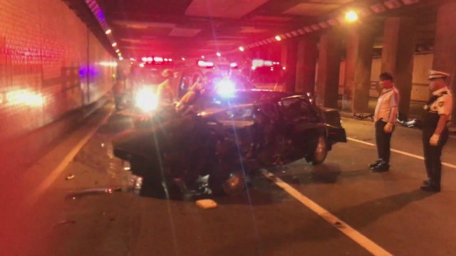 승용차가 중앙분리대 충돌...운전자 숨져 / YTN