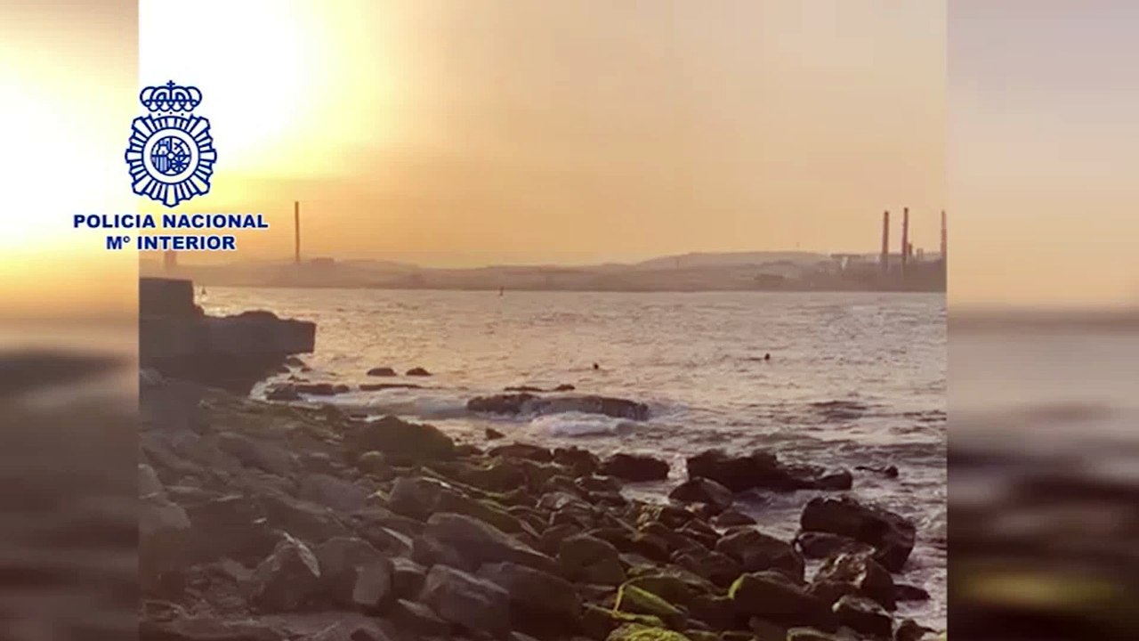 Policía Nacional rescata a migrante que saltó al mar frente a Cate de San Roque, Algeciras, Cádiz