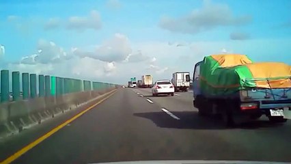 下载视频: Un camion transportant des poulets se renverse sur l'autoroute