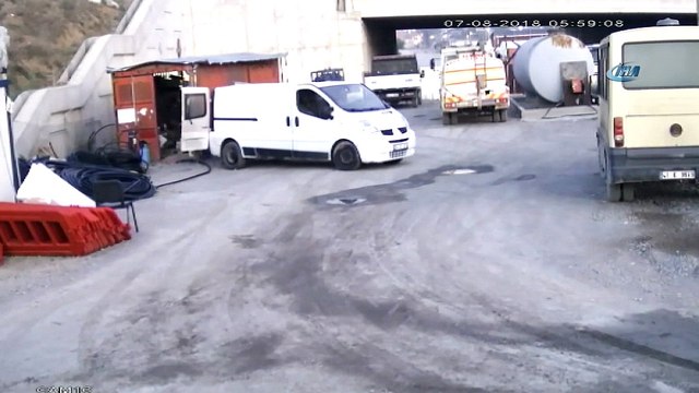 Önce araçların tekerlerini patlattılar sonra depoyu soydular... O anlar kamerada
