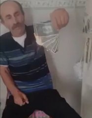 Dolarları Yakan Vatandaşın Eşinden Fırça Yediği Video Sosyal Medyayı Salladı