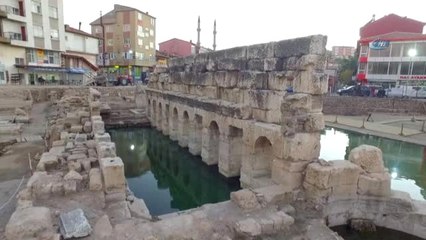 Video herunterladen: 2 Bin Yıllık Tarihi Roma Hamamı Arkeolojik Kazıları Havadan Görüntülendi