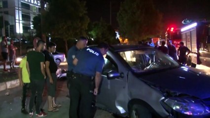 Kocaeli'de Kaldırıma Çıkan Otomobil Takla Attı: 2 Yaralı