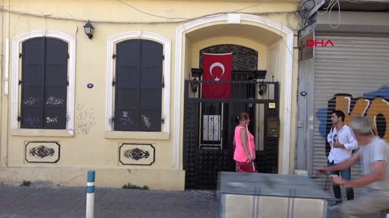 İzmir Papaz Bruson'ın Eşi Ayin İçin Kilisede Hd