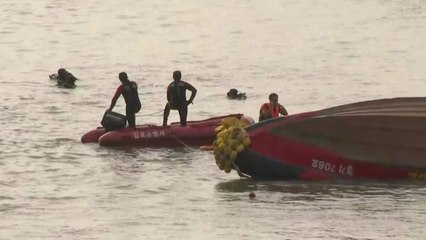 한강 하류에서 소방보트 전복...소방관 2명 실종 / YTN