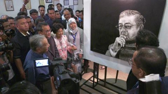 Tun Mahathir visits Tun M: A Forever Legacy art exhibition