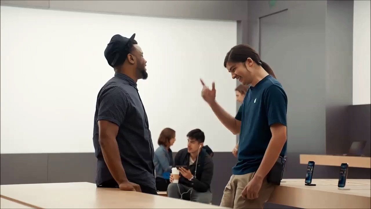 فيديو: هكذا سخرت سامسونج من أبل في إعلانات غالا...