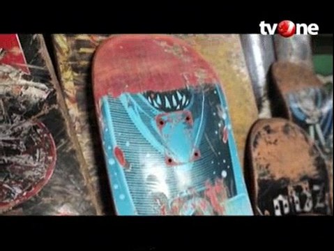 Bingkai Kacamata Unik dari Papan Skateboard Bekas