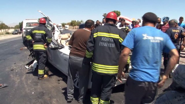 Lüks otomobil tıra ok gibi saplandı: Baba oğul hayatını kaybetti, anne kız ağır yaralandı