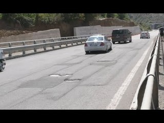 Ora News - Kosovarët hyjnë në Shqipëri nga Morina, ankohen për gropat