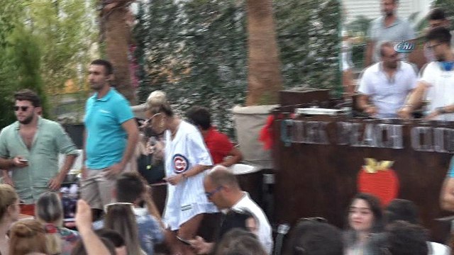 İrem Derici’nin ezan hassasiyeti... Derici ezan sesini duyunca röportajı yarıda kesti