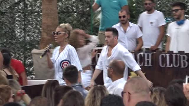 İrem Derici'nin Ezan Hassasiyeti... Derici Ezan Sesini Duyunca Röportajı Yarıda Kesti